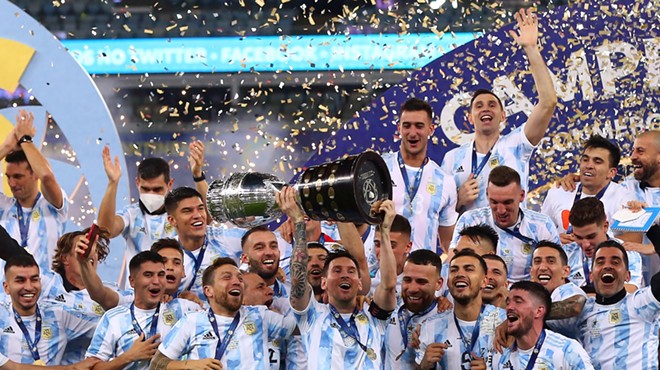 Lionel Messi and the Argentina team hoisting up the trophy at the 2021 Copa America