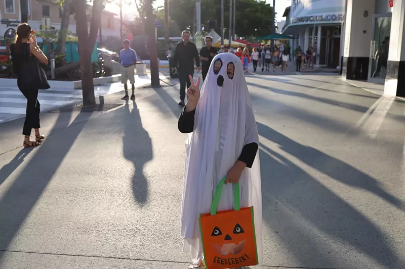 Image: Kid dressed as a ghost on Lincoln Road